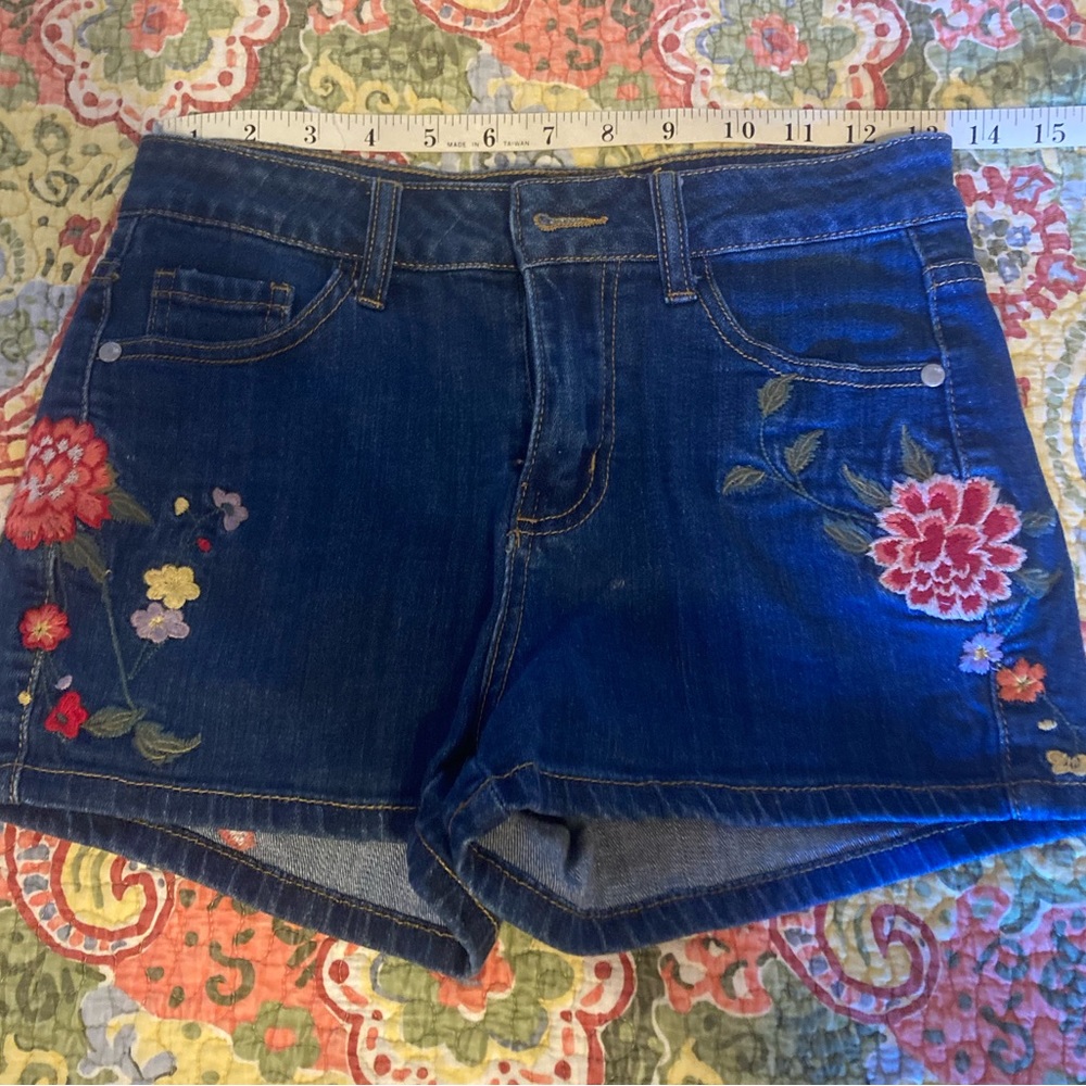 Judy Blue embroidered flower jean shorts S
